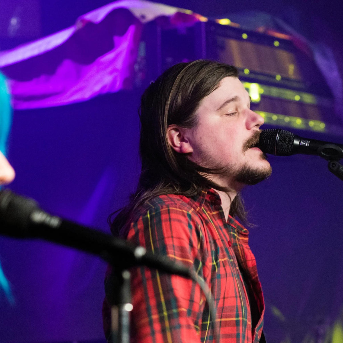 Vocalist singing into an Electro-Voice ND86 on stage